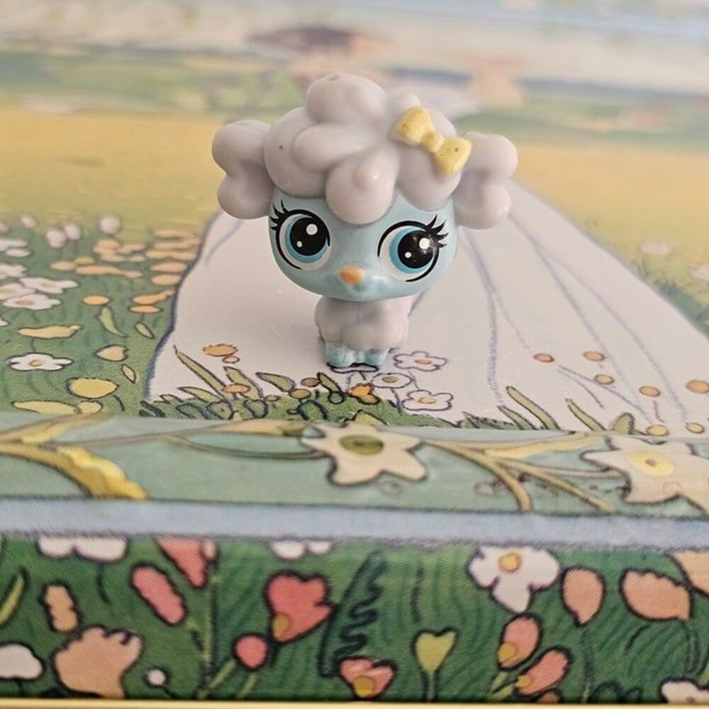 ♡ Littlest Pet Shop Mini Blind Bag Lamb (#8) Pets In The City ♡